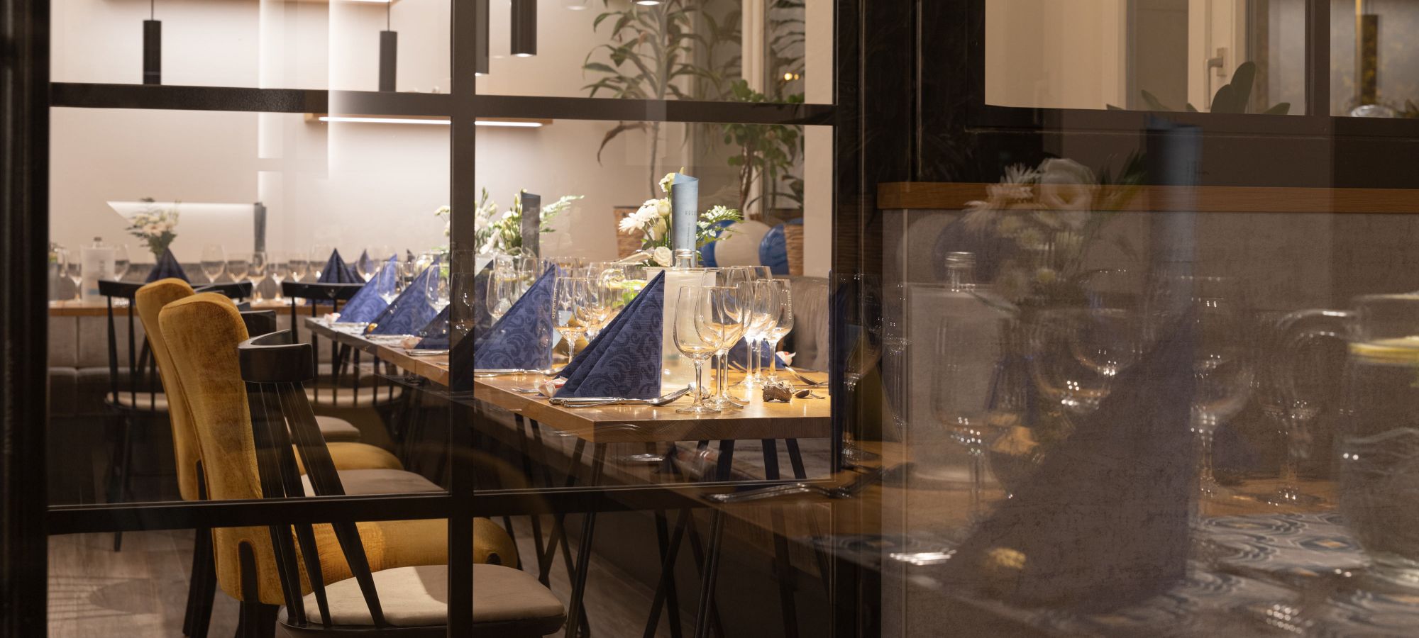 elegante Abendstimmung mit festlich und nach Thema gedeckte Tafeln im Hotelrestaurant