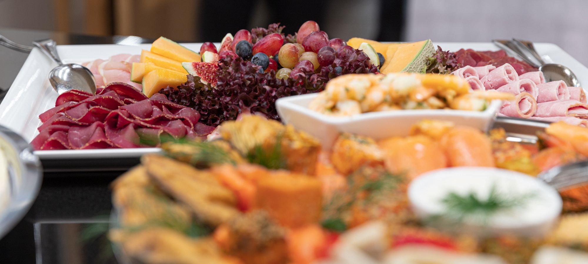 Feste stilvoll feiern mit einem reichhaltigen und vielfältigen Buffet - abwechslungsreich und liebevoll mit Feigen, Trauben und Beeren arrangiert
